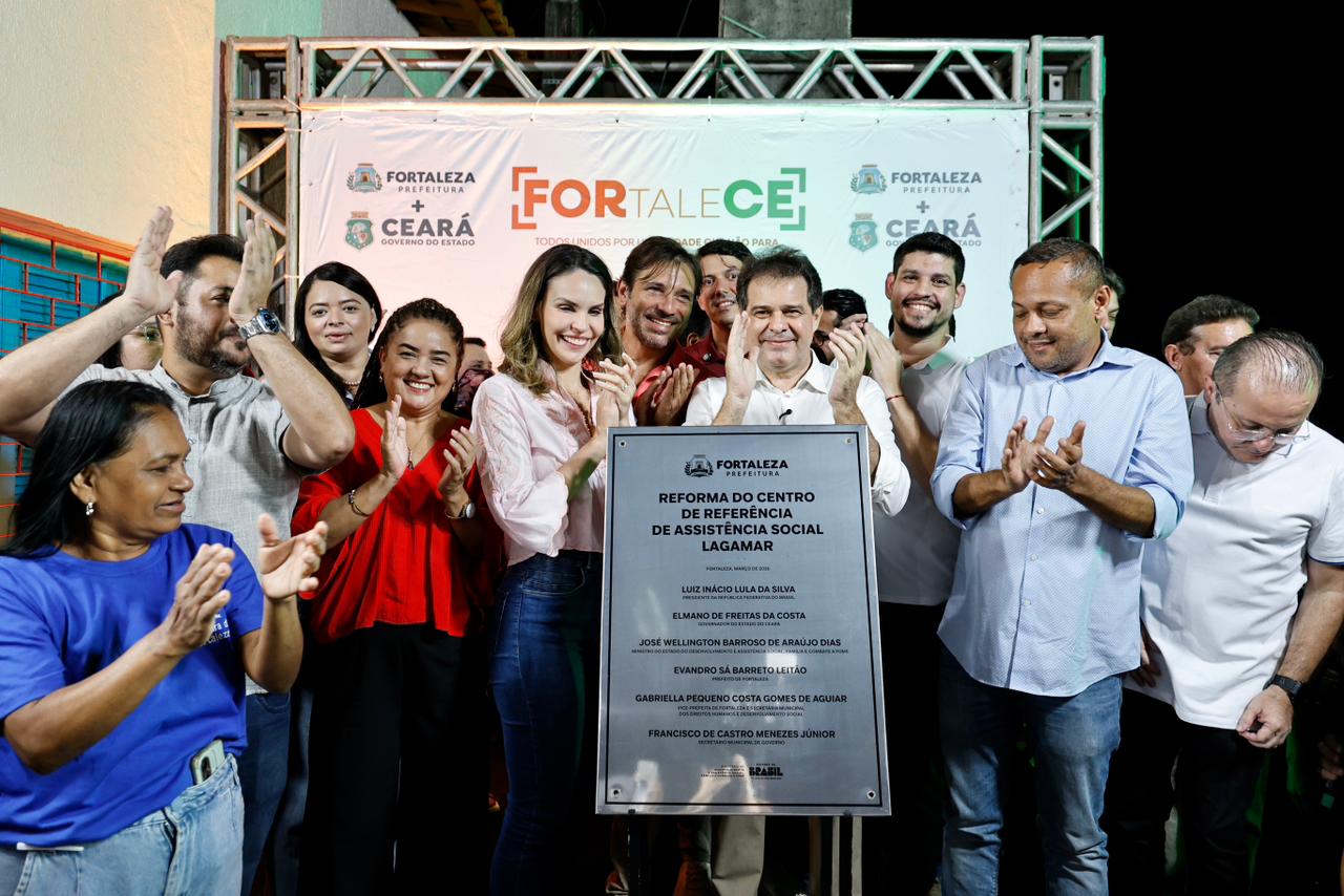 A foto mostra o momento de descerramento da placa da reforma do CRAS Lagamar, no placo do evento, com o prefeito, gestores e outras autoridades